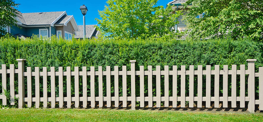 Hecke, Zaun oder Mauer: Worauf muss man bei der Eingrenzung seines Grundstücks achten?