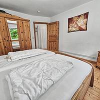 Vielseitiges Wohnhaus mit drei Wohnungen, Fernwärme und idyllischem Teichgarten in Sterup