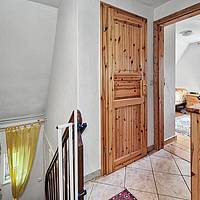 Vielseitiges Wohnhaus mit drei Wohnungen, Fernwärme und idyllischem Teichgarten in Sterup