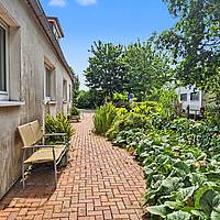 Vielseitiges Wohnhaus mit drei Wohnungen, Fernwärme und idyllischem Teichgarten in Sterup