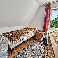 Vielseitiges Wohnhaus mit drei Wohnungen, Fernwärme und idyllischem Teichgarten in Sterup