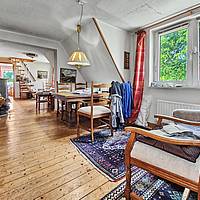 Vielseitiges Wohnhaus mit drei Wohnungen, Fernwärme und idyllischem Teichgarten in Sterup
