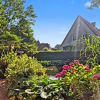 Vielseitiges Wohnhaus mit drei Wohnungen, Fernwärme und idyllischem Teichgarten in Sterup
