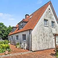 Vielseitiges Wohnhaus mit drei Wohnungen, Fernwärme und idyllischem Teichgarten in Sterup