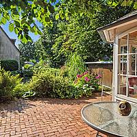 Vielseitiges Wohnhaus mit drei Wohnungen, Fernwärme und idyllischem Teichgarten in Sterup