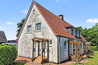 Vorschaubild der Immobilie: Vielseitiges Wohnhaus mit drei Wohnungen, Fernwärme und idyllischem Teichgarten in Sterup