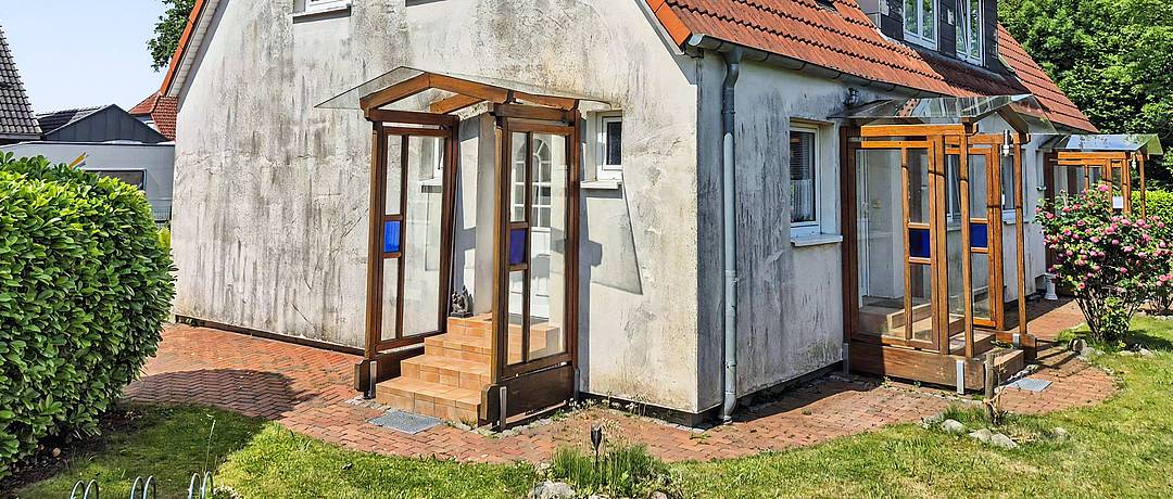Vorschaubild der Immobilie: Vielseitiges Wohnhaus mit drei Wohnungen, Fernwärme und idyllischem Teichgarten in Sterup