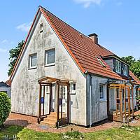 Vielseitiges Wohnhaus mit drei Wohnungen, Fernwärme und idyllischem Teichgarten in Sterup