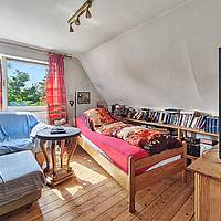 Vielseitiges Wohnhaus mit drei Wohnungen, Fernwärme und idyllischem Teichgarten in Sterup