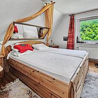 Vielseitiges Wohnhaus mit drei Wohnungen, Fernwärme und idyllischem Teichgarten in Sterup