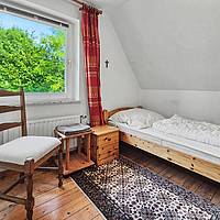 Vielseitiges Wohnhaus mit drei Wohnungen, Fernwärme und idyllischem Teichgarten in Sterup