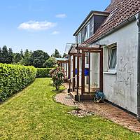 Vielseitiges Wohnhaus mit drei Wohnungen, Fernwärme und idyllischem Teichgarten in Sterup