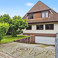 Großzügiges 9-Zimmer-Einfamilienhaus mit Kamin, Wintergarten und Tiefgarage