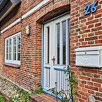 Amrumer Liebhaberstück in Bestlage Norddorf: Freistehendes Friesenhaus mit Charme, Kamin, Meerblick & historischem Kachelzimmer