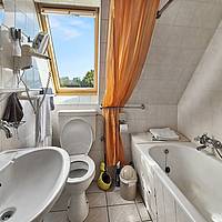Vielseitiges Wohnhaus mit drei Wohnungen, Fernwärme und idyllischem Teichgarten in Sterup