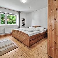 Vielseitiges Wohnhaus mit drei Wohnungen, Fernwärme und idyllischem Teichgarten in Sterup