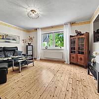 Vielseitiges Wohnhaus mit drei Wohnungen, Fernwärme und idyllischem Teichgarten in Sterup