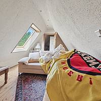 Vielseitiges Wohnhaus mit drei Wohnungen, Fernwärme und idyllischem Teichgarten in Sterup