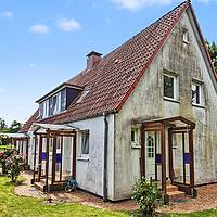 Vielseitiges Wohnhaus mit drei Wohnungen, Fernwärme und idyllischem Teichgarten in Sterup