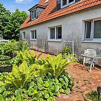 Vielseitiges Wohnhaus mit drei Wohnungen, Fernwärme und idyllischem Teichgarten in Sterup