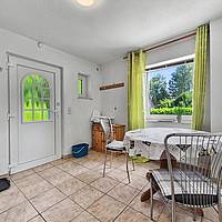 Vielseitiges Wohnhaus mit drei Wohnungen, Fernwärme und idyllischem Teichgarten in Sterup