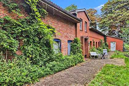 Vorschaubild der Immobilie: Alleinlage mit Weitblick – vielseitiger Resthof mit fünf Wohnungen, Stallgebäude und 9.622 m² Grundstück