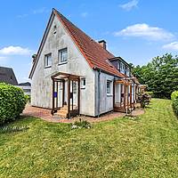Vielseitiges Wohnhaus mit drei Wohnungen, Fernwärme und idyllischem Teichgarten in Sterup