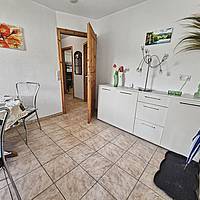 Vielseitiges Wohnhaus mit drei Wohnungen, Fernwärme und idyllischem Teichgarten in Sterup