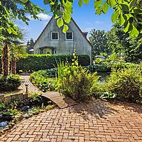 Vielseitiges Wohnhaus mit drei Wohnungen, Fernwärme und idyllischem Teichgarten in Sterup