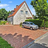 Vielseitiges Wohnhaus mit drei Wohnungen, Fernwärme und idyllischem Teichgarten in Sterup