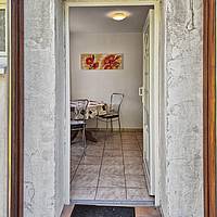 Vielseitiges Wohnhaus mit drei Wohnungen, Fernwärme und idyllischem Teichgarten in Sterup